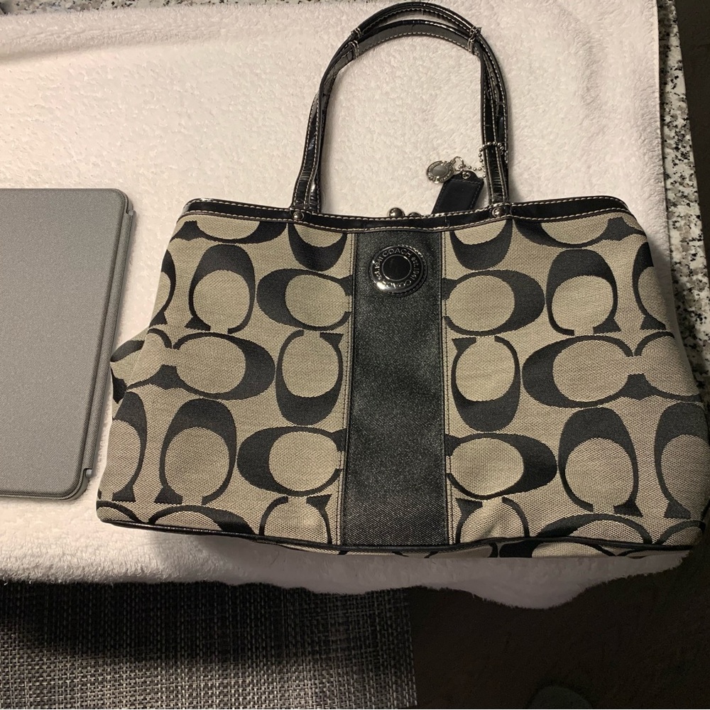 COACH HANDBAG Jaquard Signature Turnkock Elegant handbag (not mini) No Tags